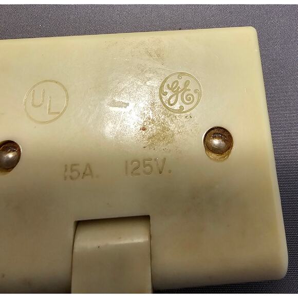 Vintage GE Wall Hugger/Flat #1734-21D 3-Tap Outlet Adapter - Ivory, 15A-125V - Picture 2 of 8